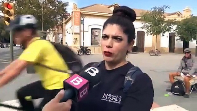 Après avoir expliqué les règles pour se déplacer en deux roues dans la rue, cette jeune femme s’est fait renverser par une voiture.