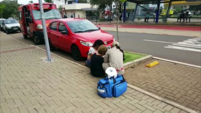 Idosa cai e sofre ferimentos na Avenida Brasil, no Centro