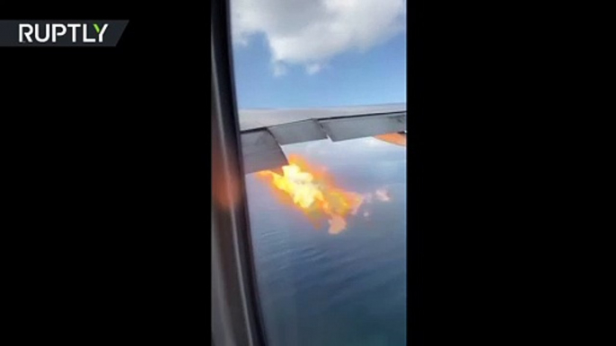 Le réacteur de l'avion crache des flemmes en plein vol au-dessus de l'océan !