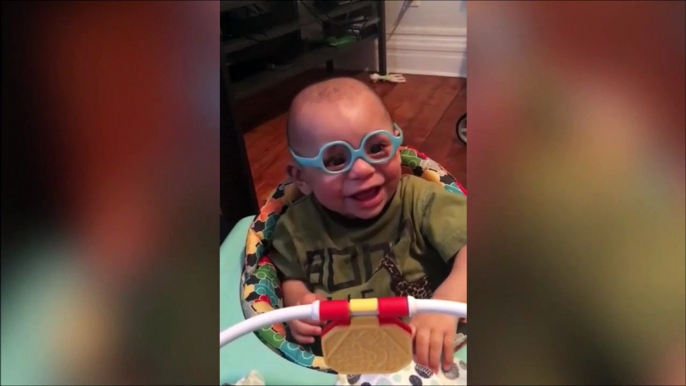 Regardez ce bébé qui voit sa maman pour la première fois en mettant ses lunette... réaction adorable