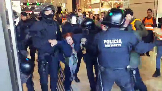 Tensión en la estación de Sants cuando los Mossos sacan a una mujer durante las protestas de los CDR