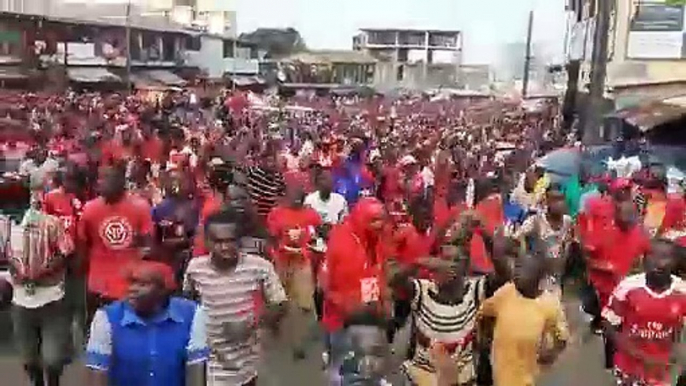Une foule compacte dans la rue contre un 3e mandat d'Alpha Condé