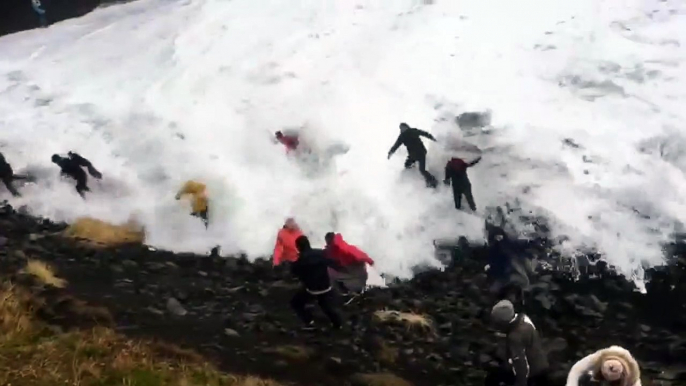 Ola gigante se lleva a turistas en Islandia