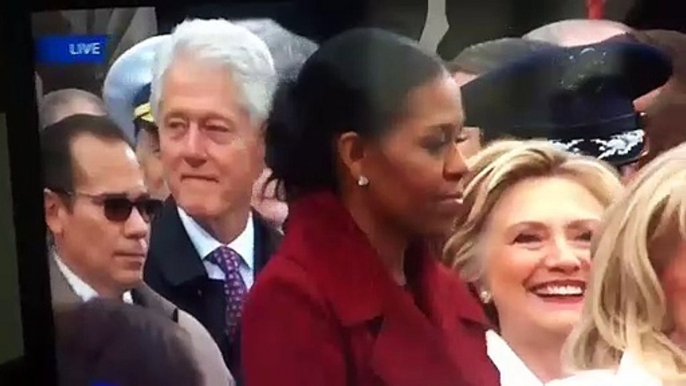 La mirada asesina de Hillary Clinton a su marido... ¡al pillarle desnudando con su mirada a Melania Trump!
