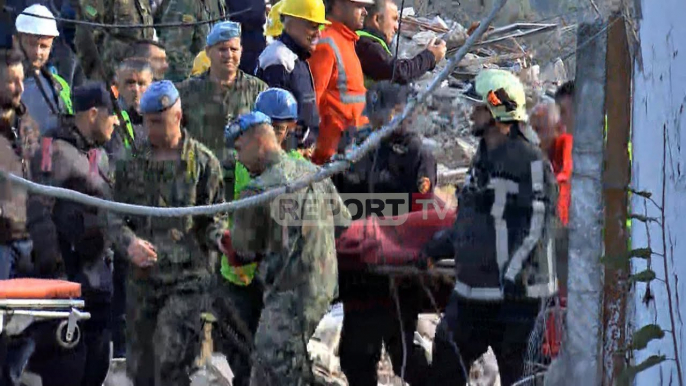 Report TV - TRAGJIKE/ Burrë e grua nxirren të pajetë nga rrënojat! Djali iu vdiq në spital