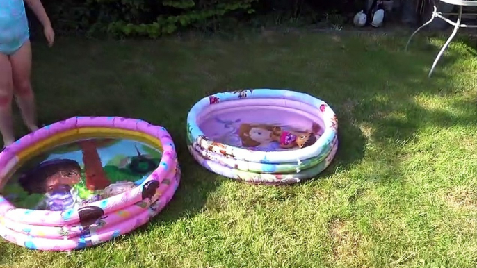 Disney Princesinha  Sofia  - Sophia, Isabella e Alice Brincando na Piscina com os Brinquedos da Princesinha Sofia