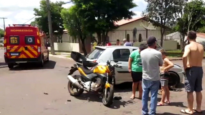 Motociclista tem lesões graves após bater com carro no Bairro Pacaembu