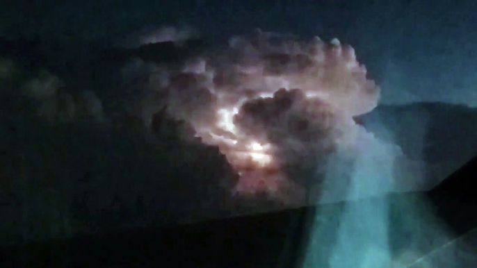 Il filme un orage incroyable depuis son avion avion à 10km d'altitude