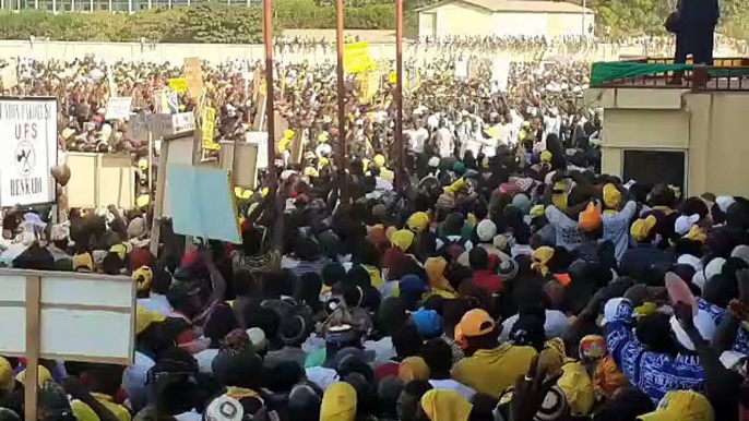 Une foule compacte accueille Alpha Condé au stade de Kankan