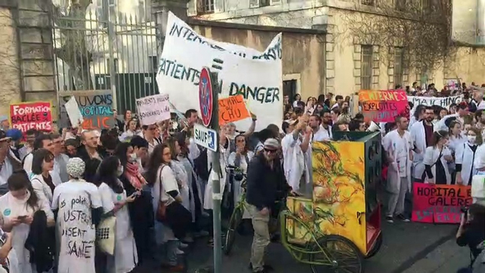 Grenoble : Le personnel hospitalier en grève s’est arrêté une dizaine de minutes devant le portail d’une des entrées qui donne sur les bureaux de l’Agence régionale de santé à Grenoble au 1, rue Joseph-Chanrion