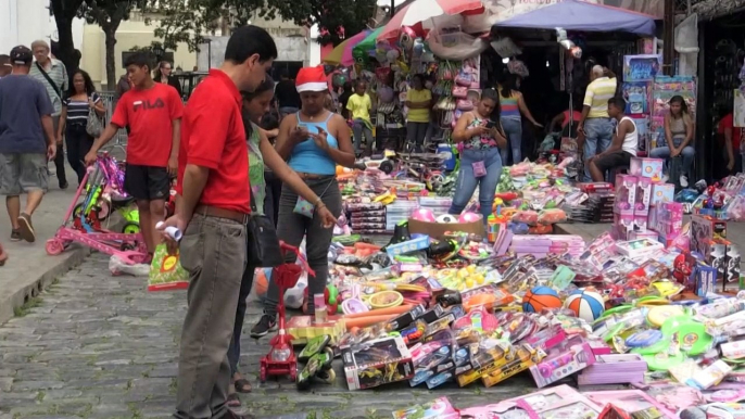 Luces, selfis y arbolitos de pino en una Caracas reanimada por la Navidad