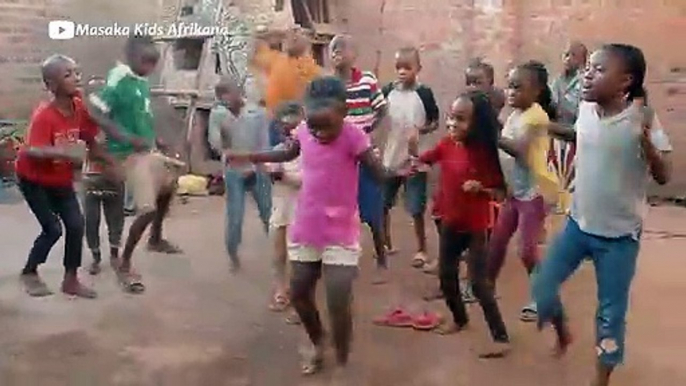 niños felices cantando y bailando || Masaka Kids Africana