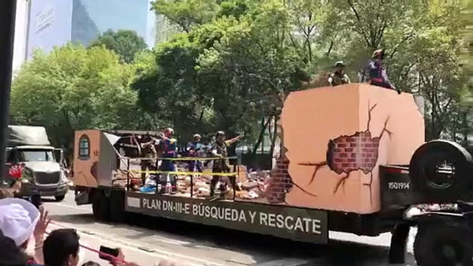 “Burla a las víctimas": Una carroza del desfile militar 'recuerda' los sismos en México