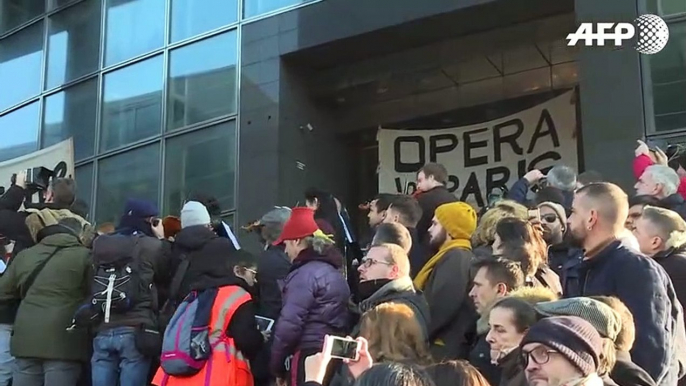 REPLAY - En grève, l'Opéra de Paris joue sur le parvis de la Bastille