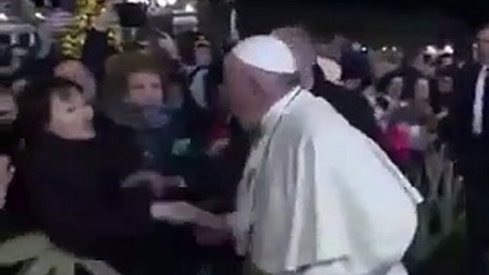 VIDEO / PAPA FRANCESCO STRATTONATO A SAN PIETRO: ARRIVANO LE SCUSE PER LA REAZIONE