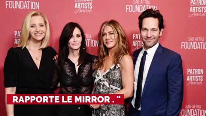 Jennifer Aniston snobe une cérémonie pour passer une soirée entre copines avec Courteney Cox et Lisa Kudrow