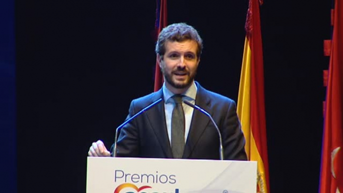 Casado asegura que quienes mandan en el "concurrido" Consejo de Ministros "están debajo de la mesa"