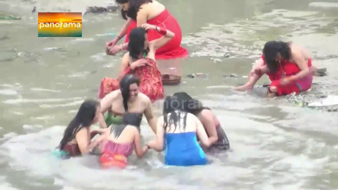 #Open Bath Nepali women culture Nepal // Nepali women open bath bagmati river 2020// Nepali women open bath sali nadi 2020// devghat snan Nepali women sali river // Nepali open bath 2020//sali nadi devghat bath// Bagmati nadi snan open