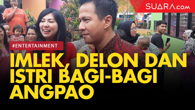 Delon Thamrin dan Istri Bagi-bagi Angpao saat Imlek