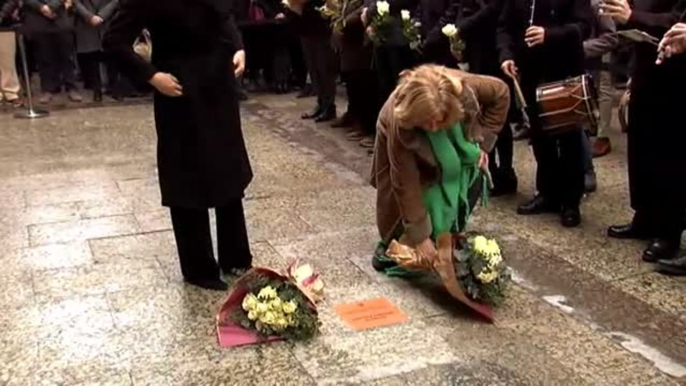 Homenaje y placa para Gregorio Ordóñez en la puerta del restaurante donde fue asesinado por ETA