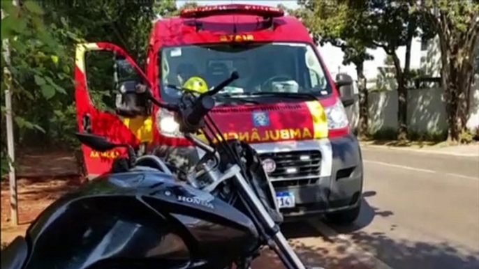 Após pneu traseiro estourar, motociclista sofre queda na Rua Cuiabá e é socorrido pelo Siate