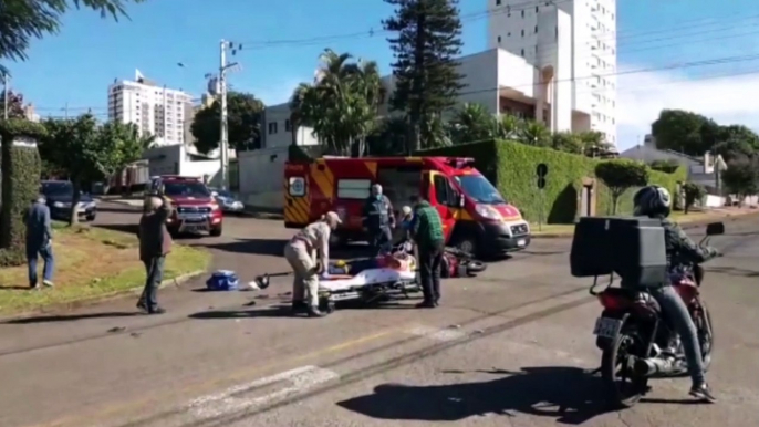 Motociclista tem lesões graves após colisão com carro na Rua Manoel Ribas com Fortaleza