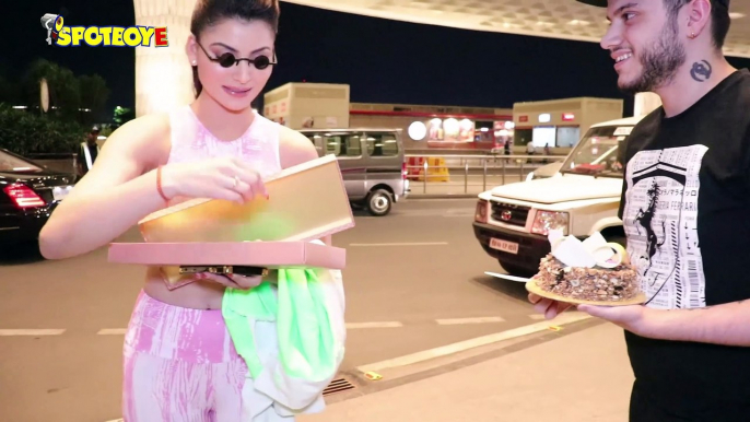 Urvashi Rautela Celebrates her Birthday with Media at the Airport | SpotboyE