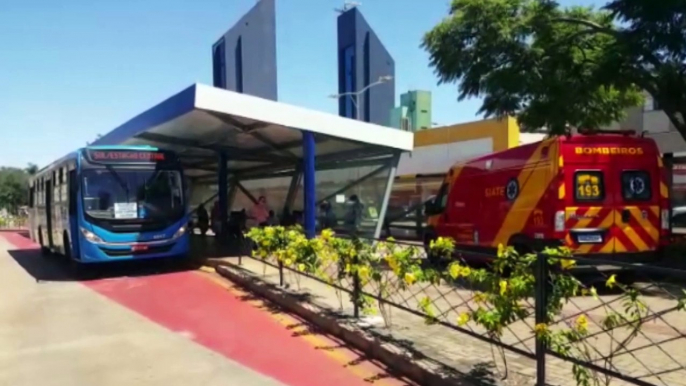 Mulher fica ferida ao cair dentro de ônibus do transporte coletivo e é socorrida na Avenida Brasil