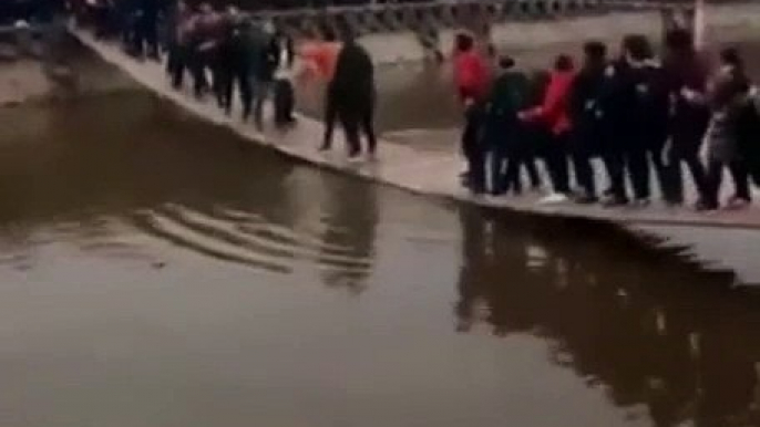 Quand des touristes chinois cassent un pont suspendu en sautant dessus