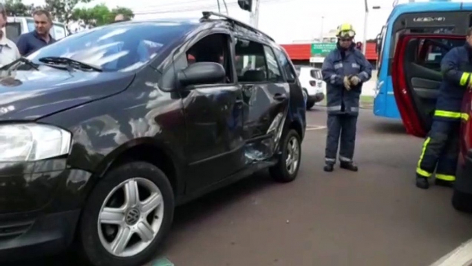 Idoso de 69 anos fica ferido ao colidir com ônibus na Av. Tancredo Neves