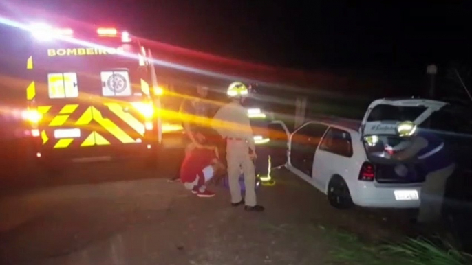 Três ficam feridos após carro sair da pista e bater contra  pilar de cerca e barranco