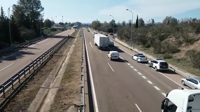 Los agricultores empiezan a abrir las carreteras cortadas en Extremadura