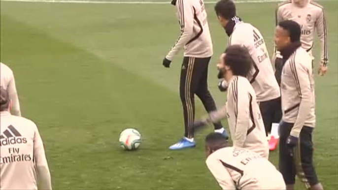 Buen ambiente en el entrenamiento del Real Madrid