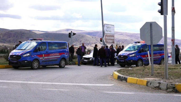 Otomobille kamyonet çarpıştı: 3 yaralı - KIRIKKALE