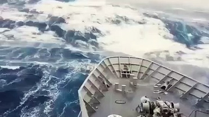 Ce bateau navigue en pleine tempête et prend des vagues énormes et terrifiantes