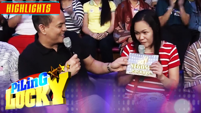 Direk Bobet Vidanes awards the negosyo package to Ginalyn Canilio | It's Showtime Piling Lucky