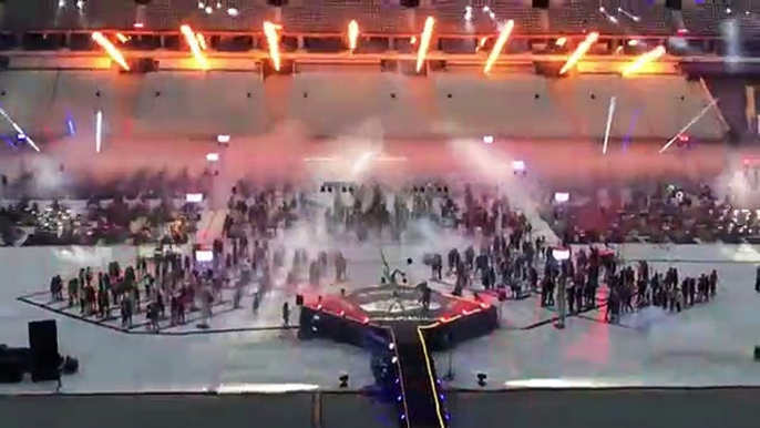 Allumer le Feu avec Johnny : Revivez l'Émotion Intense de 'Allumer le Feu' avec Johnny Hallyday, interprété par le Rockin'1000 à Paris en 2019 - Un Moment Épique de Passion Musicale.