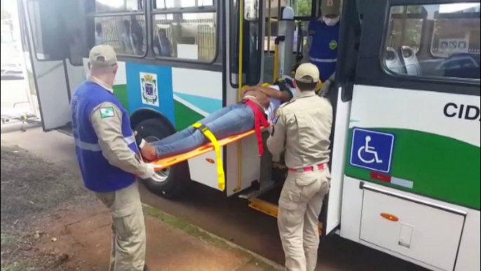 Mulher fica ferida ao cair dentro de ônibus do transporte coletivo, no Bairro Periolo