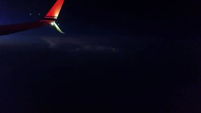 Ce passager film un orage depuis le hublot de l'avion... Magnifique