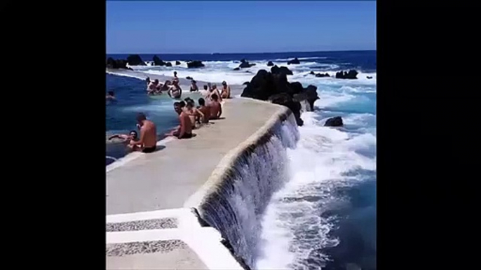 Cet endroit incroyable est une piscine à vagues naturelle