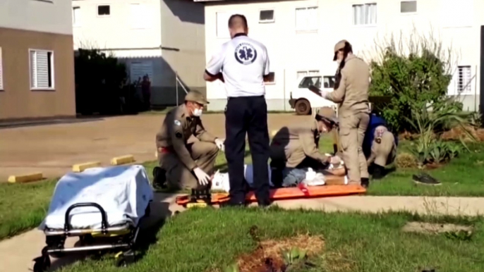 Homem tem lesões graves após sofrer queda do terceiro andar de prédio no Riviera