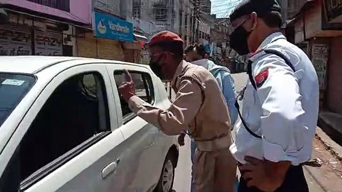 इटावा: लॉकडाउन के दौरान शहर में घुसी कार, पुलिस ने दी नसीहत