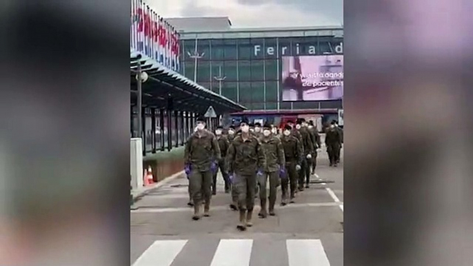 Los paracas de la BRIPAC izan la bandera a media hasta en IFEMA tras la declaración de luto oficial en Madrid