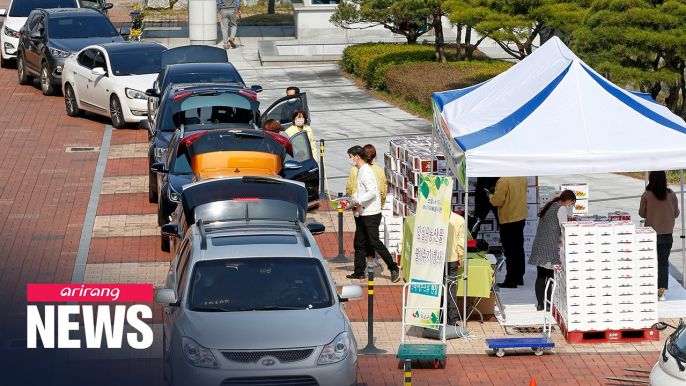 S. Korea's drive-thrus expand to farm produce, fish and library books