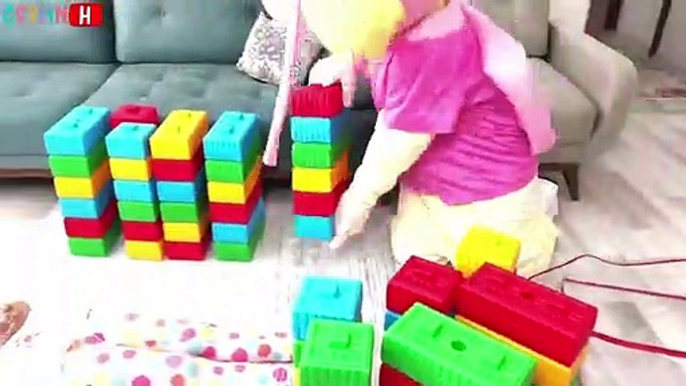 Kids Toy Videos US - Ceylin and Skye - Colorful Ball Pool with Colorful Blocks - Aprender colores con Johnny sí Papa ABC Song