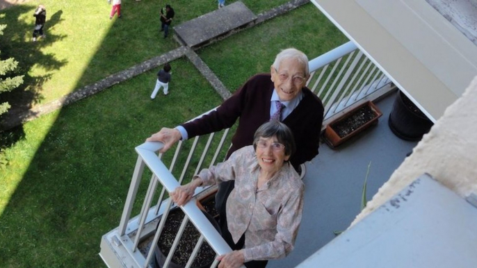 À Lyon, un centenaire voit ses voisins lui faire une fête d'anniversaire surprise depuis les balcons de leur résidence