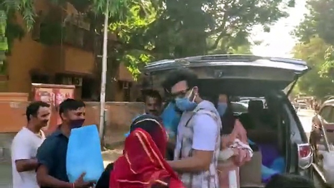 Mahira Sharma and Paras Chhabra Distributing Food Packages to Under Privileged People