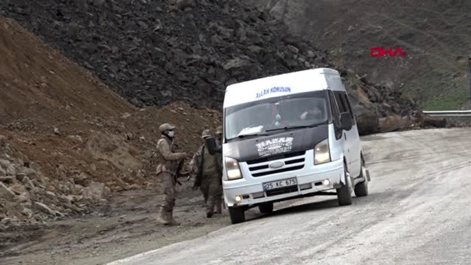 HAKKARİ Heyelan nedeniyle Yüksekova-Hakkari karayolu ulaşıma kapandı