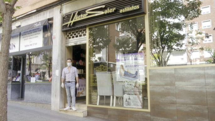 Peluquero: "Nos han dejado seis horas para poner el negocio en marcha"