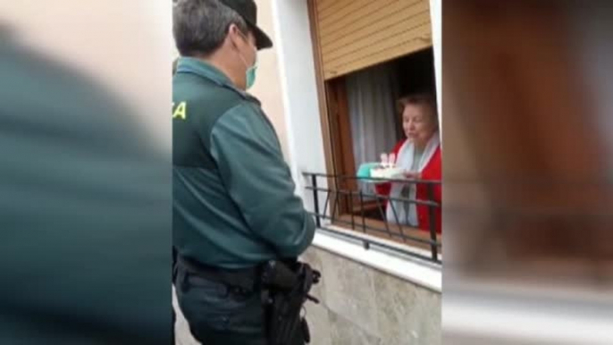 Los policías podrán seguir entonando el cumpleaños feliz